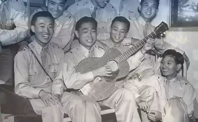 1700 个集体赴死的年轻人，平均 23 岁！今天的头条只属于他们！