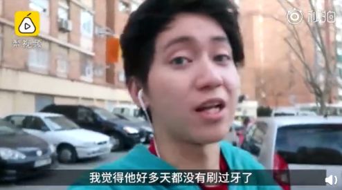 “关注我，就给你看我妈洗澡！”沉迷色情偷拍的，居然是小学生！