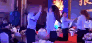 扇耳光、解衣扣、摸大腿......年会之后,我辞职了-武穆逸仙
