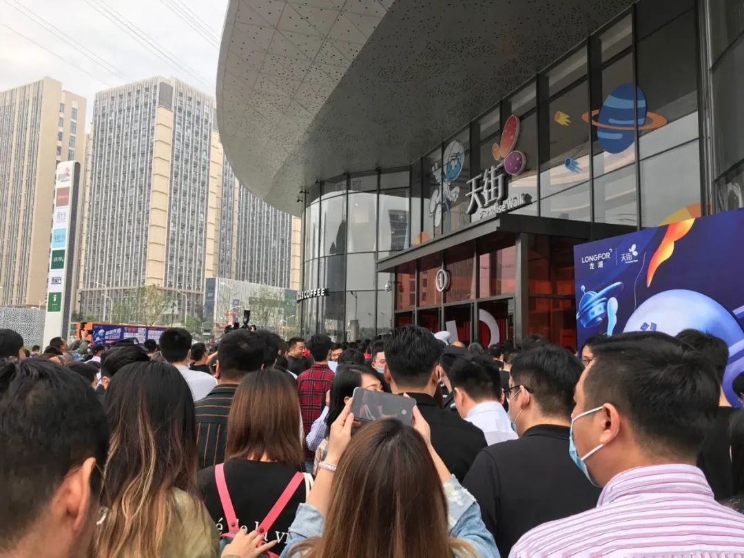 太疯狂!今天龙湖江北天街正式开业!现场人山人海!有餐厅排队500多桌!-武穆逸仙